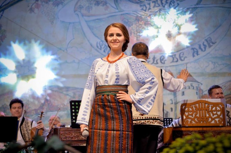 Loredana Călin  “Mă bucur că foarte mulți tineri se apropie de muzica populară și că majoritatea respectă rigorile folclorului autentic”