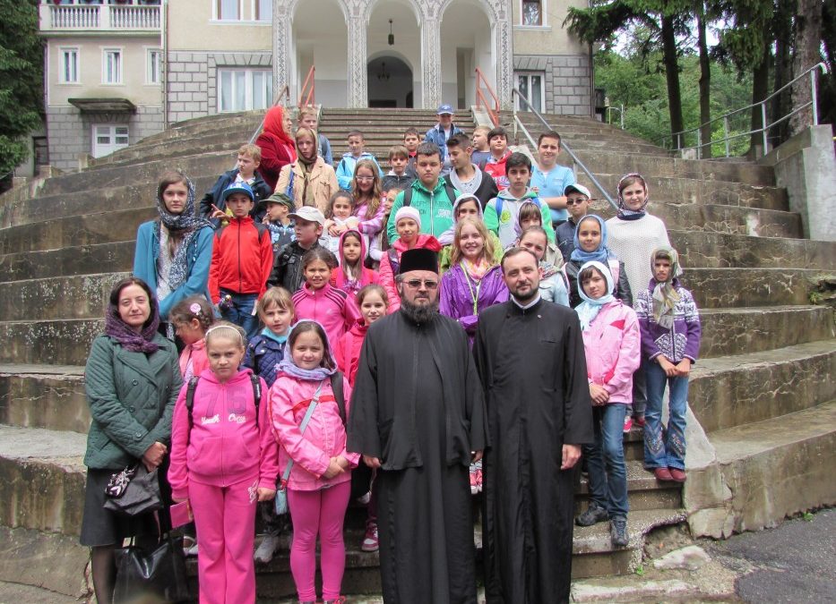 Copiii parohiei „Adormirea Maicii Domnului”, răsplătiți cu un pelerinaj la mănăstiri