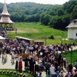 Mii de credincioși la hramul Mănăstirii „Sfântul Ilie” de la Nușeni