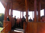 Peste 300 de credincioși s-au rugat pe Dealul Bacăului, în ajun de Înălțarea Sfintei Cruci