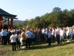 Peste 300 de credincioși s-au rugat pe Dealul Bacăului, în ajun de Înălțarea Sfintei Cruci