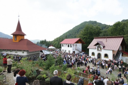 Biserica mănăstirii de la Chiuzbaia, târnosită de PS Iustin Sigheteanul