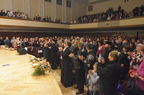 Preoți, artiști și sute de clujeni, alături de o familie în suferință