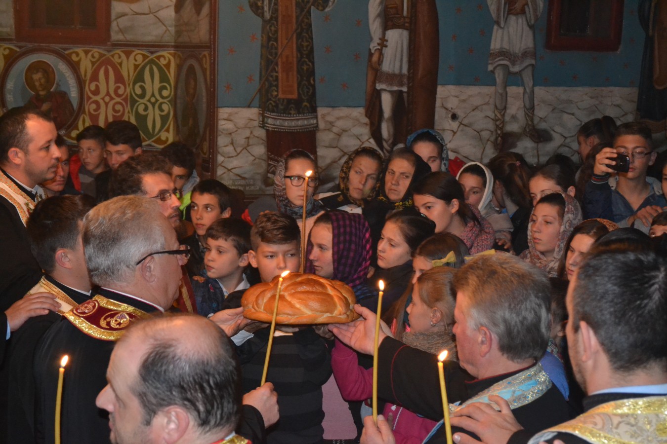 300 de tineri, în rugăciune la Sîngeorz-Băi pentru victimele din capitală