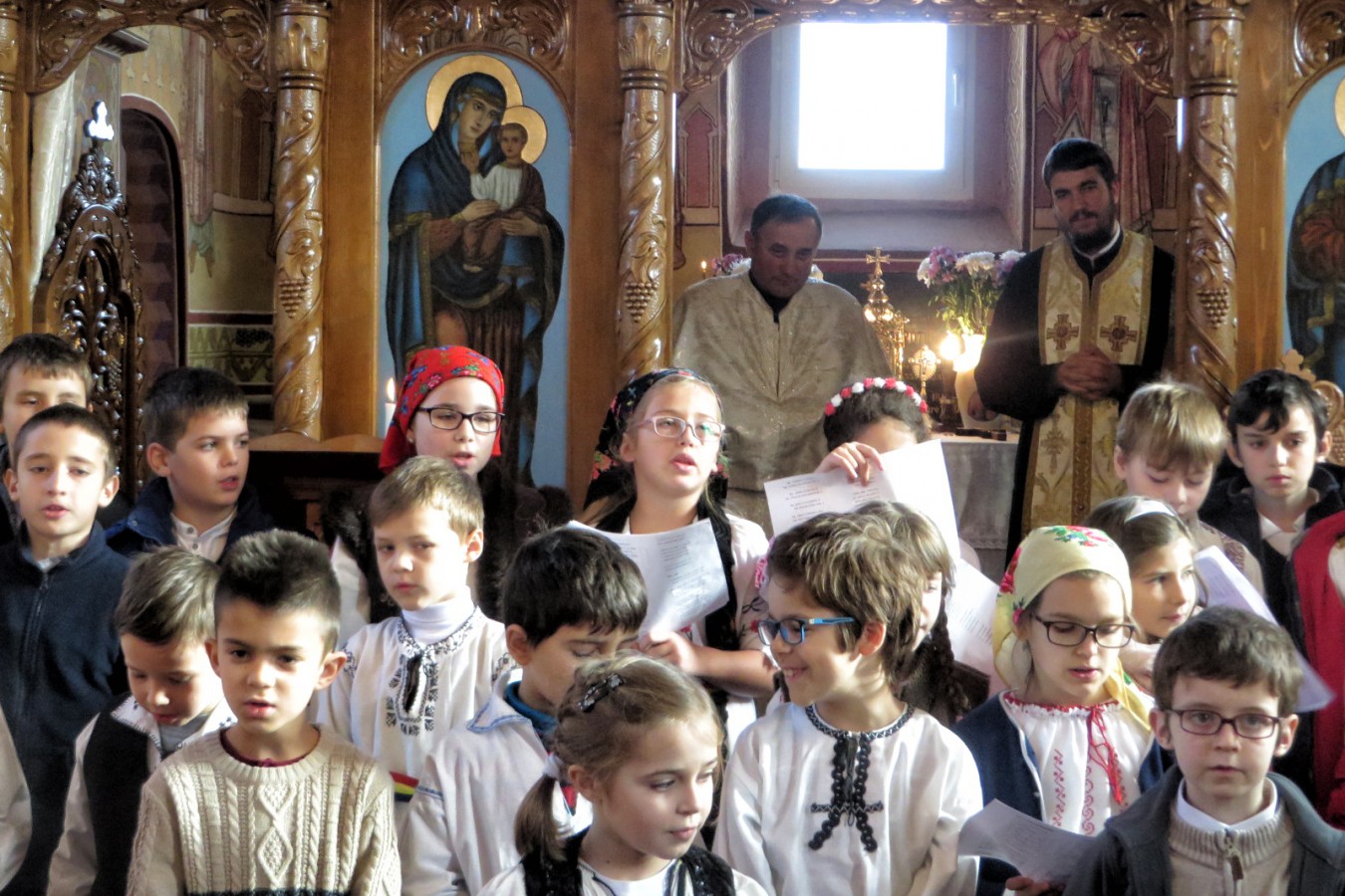 Colindători de la Colegiul Național Ortodox în parohia Sucutard