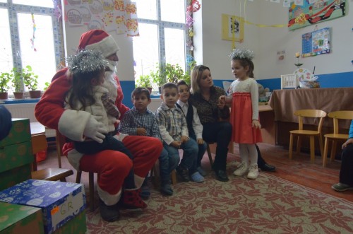 Copiii de la școala generală din satul clujean Suatu au fost vizitați de Moș Crăciun