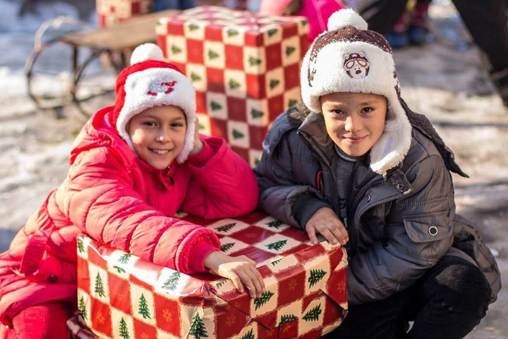 Un camion de daruri, pentru copiii rromi din Pata-Rât