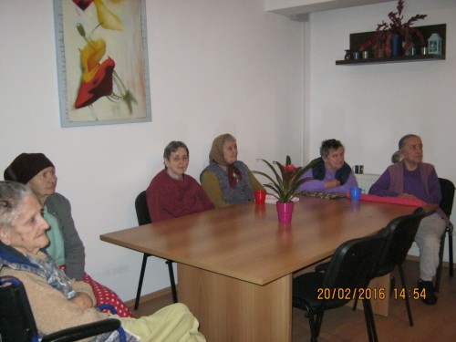 Tinerii din Păniceni, aproape de bunicii unui centru de vârstnici din Florești