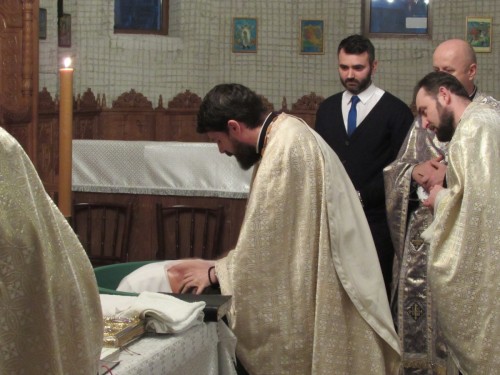 Tânăr convertit la ortodoxie, botezat în parohia „Adormirea Maicii Domnului”