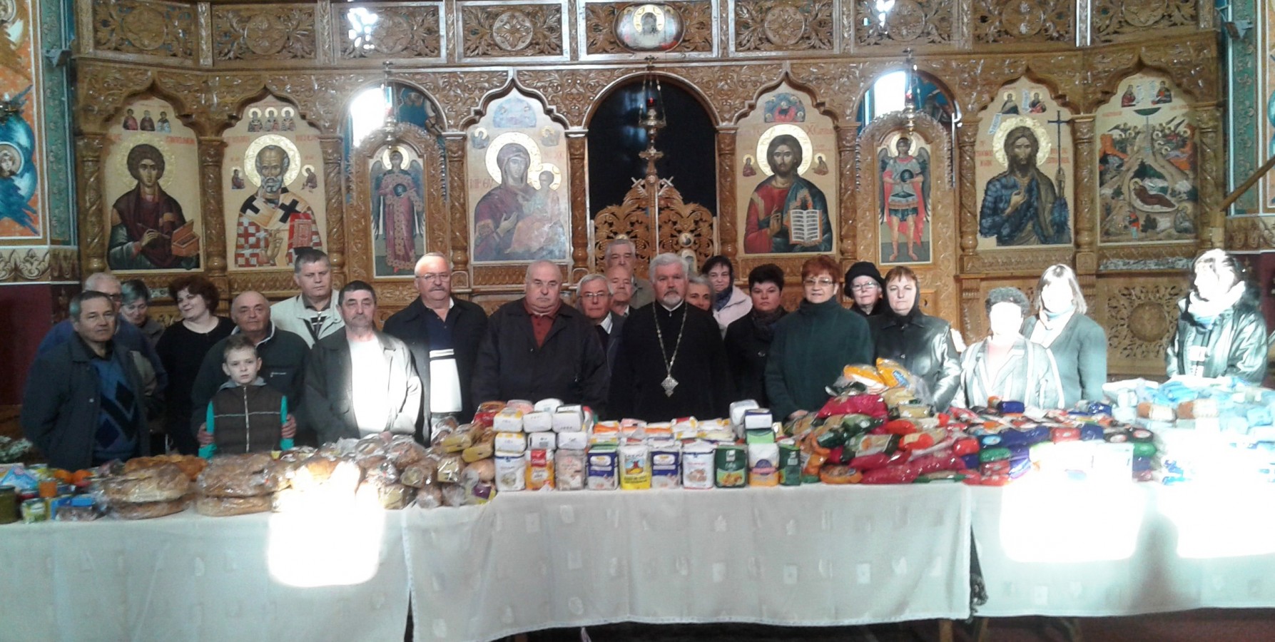 Pachete cu alimente de Paşti pentru familiile nevoiaşe din Baia Mare