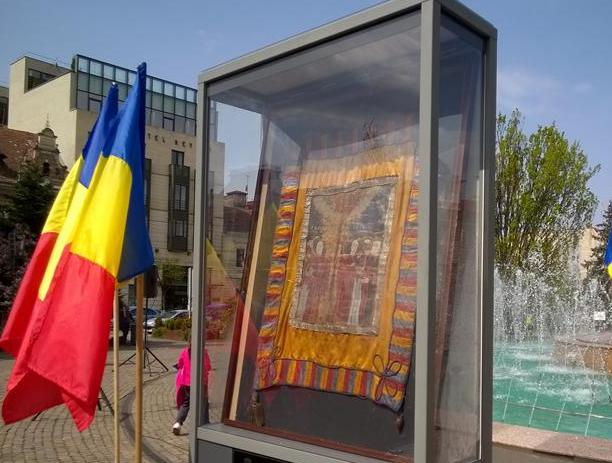 Steagul de luptă a lui Avram Iancu expus în piața ce-i poartă numele din centrul Clujului