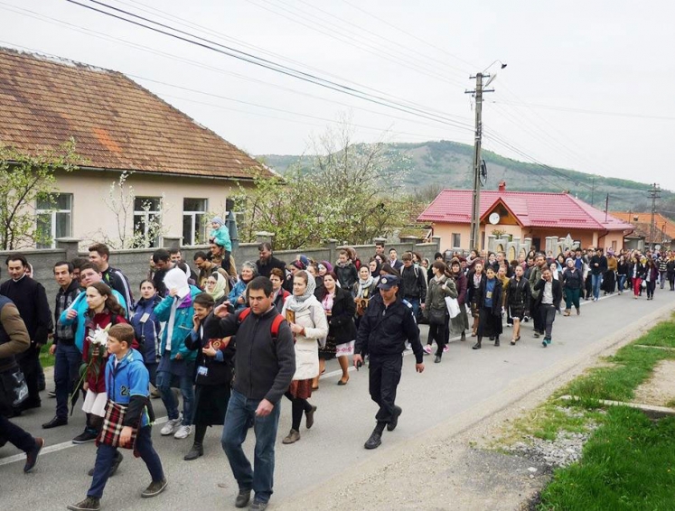 Pelerinajul pe jos de la Iclod la mănăstirea clujeană Nicula, tradiție pentru credincioșii Arhiepiscopiei Clujului