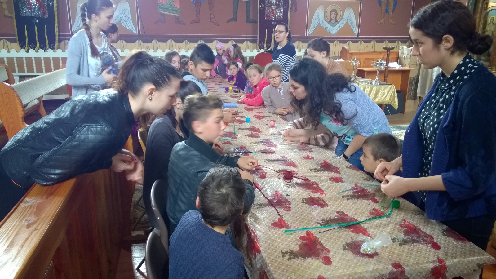 Atelier de brăţări şi cruciuliţe în Parohia Ortodoxă Dumbrăveni