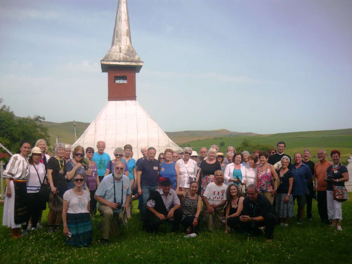 Turiștii americani, impresionați de biserica monument istoric din Berchieșu