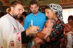 Copii botezați de Mitropolitul Clujului, la șapte ani de activitate a cantinei sociale „Protopop Aurel Munteanu” din Huedin