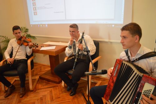 Elevii seminariști clujeni, purtați de „glasul folclorului în luna dorului”