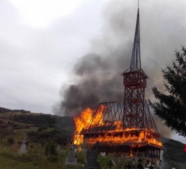 Biserica de lemn din Rozavlea, mistuită de flăcări