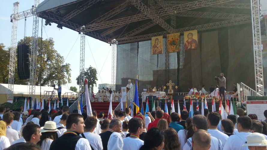 Mii de tineri s-au rugat împreună cu Patriarhul Daniel la Catedrala Naţională. #ITO2016 s-a încheiat
