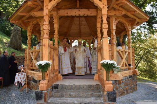 Altarul de vară al Mănăstirii Ciucea, sfințit de Mitropolitul Clujului