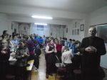 Peste 80 de elevi, la o agapă oferită de Parohia „Nașterea Domnului”, din Cluj-Napoca