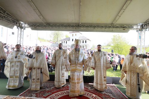Deşi zi lucrătoare, la hramul Mănăstirii Habra au venit mii de credincioşi