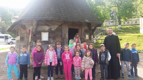 Împreună cu părinții și copiii de la clasa I  „Sfântul Stelian” din Bistrița