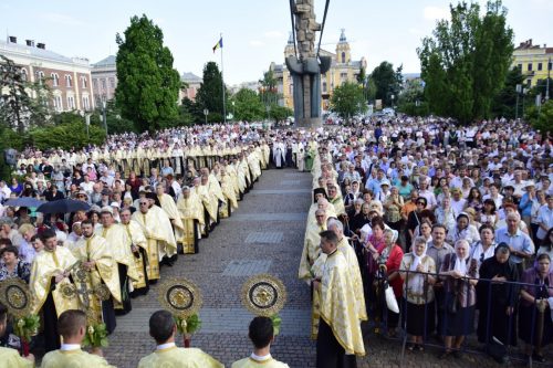 Mii de credincioși clujeni, prezenți la Procesiunea de Rusalii