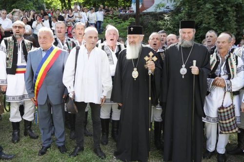 ÎPS Părinte Andrei și PS Părinte Iustin au fost invitații rapsodului Grigore Leșe în satul natal, Stoiceni