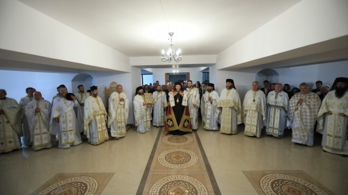 Preasfinţitul Părinte Episcop Iustin a târnosit Paraclisul Mănăstirii Petrova