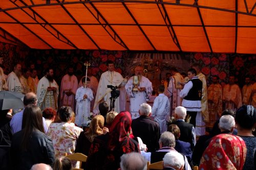 Mitropolitul Clujului: „Drumul Domnului Hristos este un drum al Crucii, dar ajunge în cer”