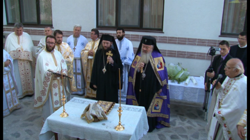 Doi ierarhi prezenți la sfințirea Bisericii Ortodoxe „Sf. Cuv. Parascheva” din Gherla