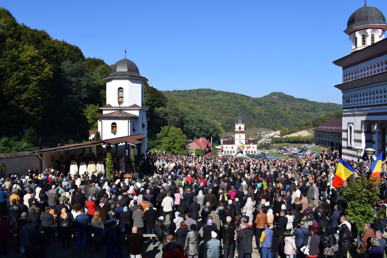Mii de credinciosi au participat la hramul mănăstirii „Acoperământul Maicii Domnului” de la Florești
