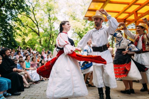 Curs de dans tradiţional românesc pentru tineri