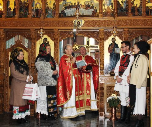 Colinde tradiționale de Sfântul Nicolae, în biserica parohiei clujene „Nașterea Domnului”