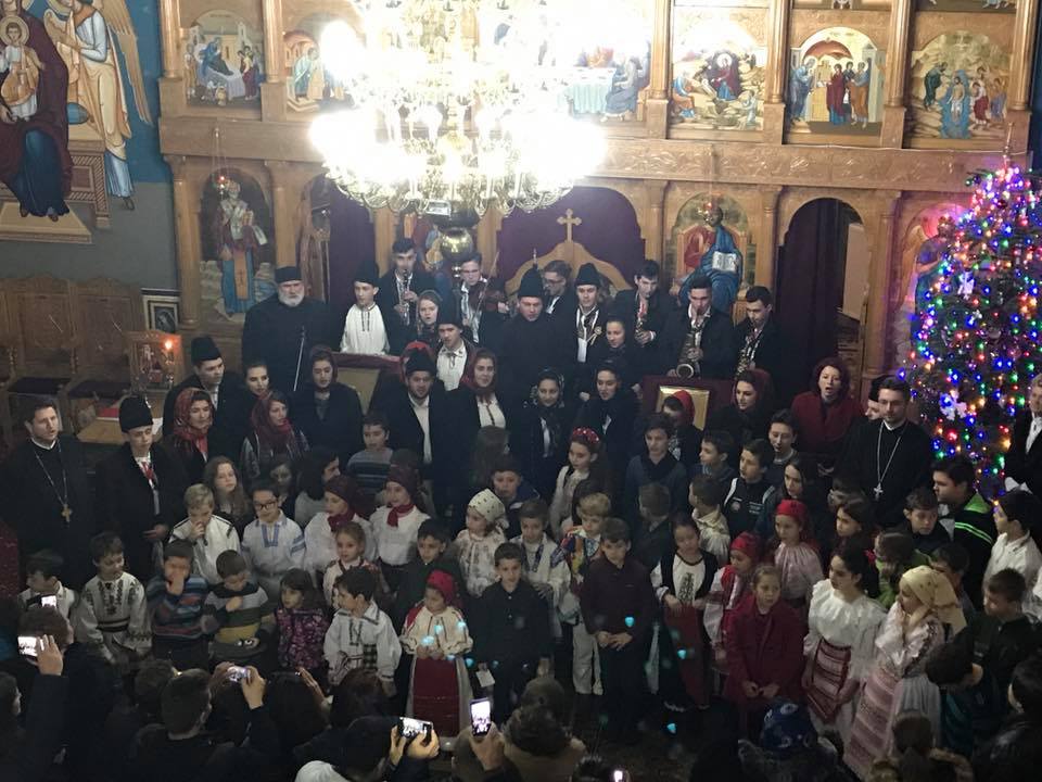 Copii și tineri colindători la Biserica Ortodoxă ”Sfânta Treime” din Bistrița