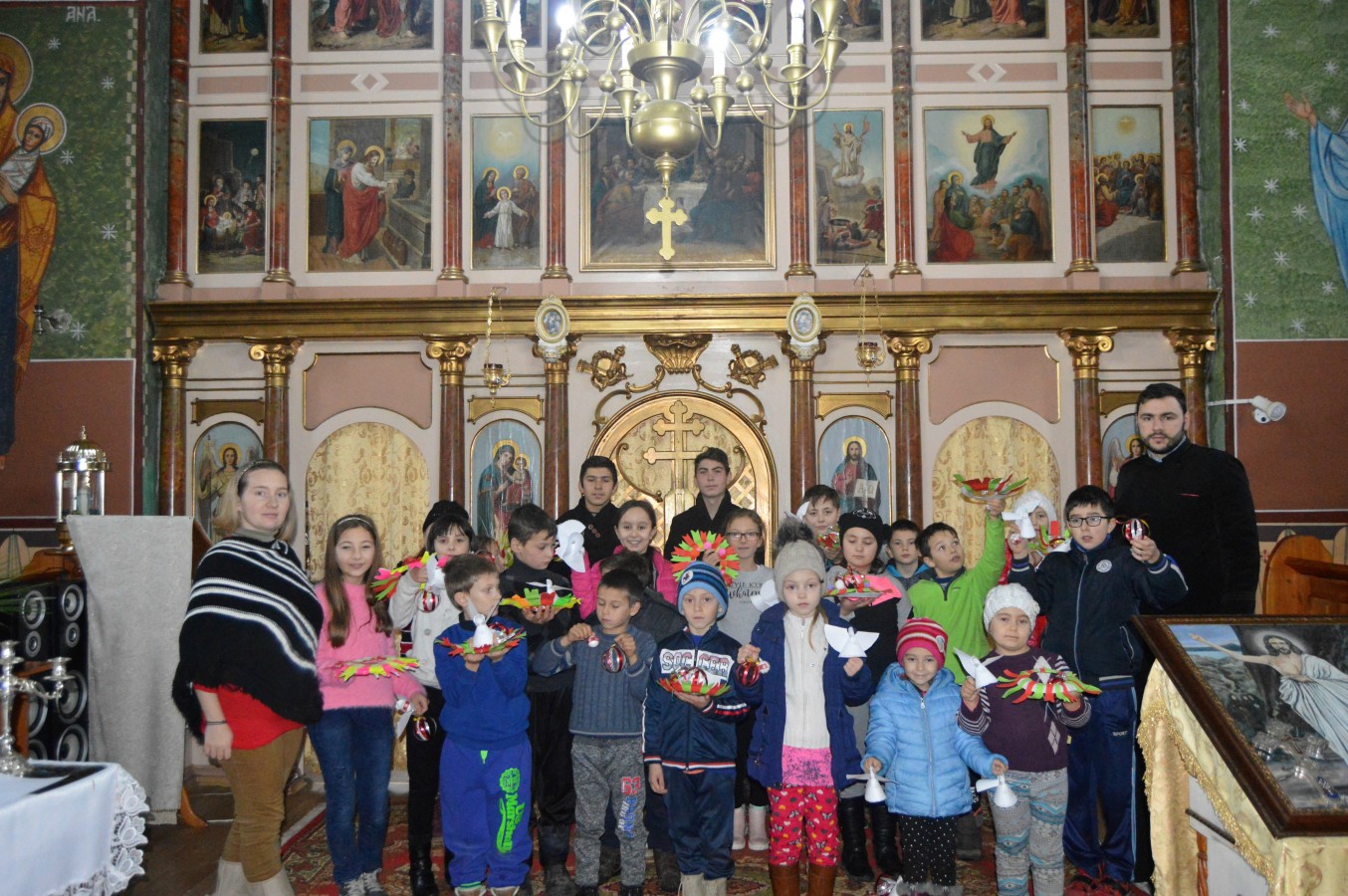 Ornamente și decorațiuni de Crăciun la Parohia Ortodoxă „Sfinții Arhangheli Mihail și Gavriil”, din Dumbrăveni