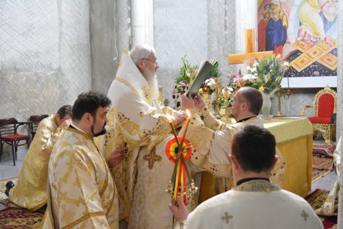 Prima Liturghie oficiată de Mitropolitul Clujului, în biserica „Sfinții Apostoli Petru și Pavel”, din cartierul Mănăștur