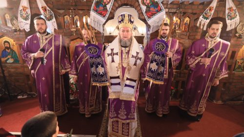 Episcopul Maramureşului şi Sătmarului a oficiat Sfânta Liturghie în satul natal