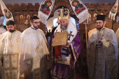 Episcopul Maramureşului şi Sătmarului a oficiat Sfânta Liturghie în satul natal