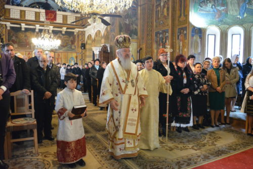 Mitropolitul Clujului, prezent în parohia „Învierea Domnului” din Câmpia Turzii