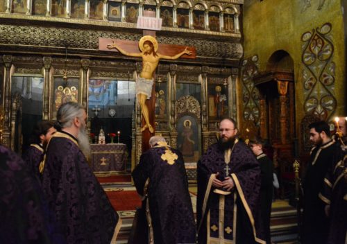 Credincioșii clujeni au rememorat joi, împreună cu IPS Andrei, suferințele Mântuitorului
