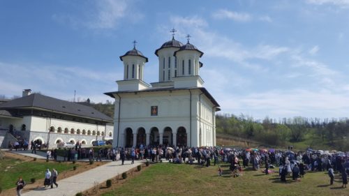 Sute de credincioși din Țara Năsăudului, alături de IPS Andrei, la hramul mănăstirii Salva
