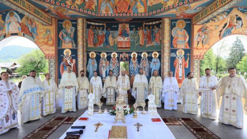 Târnosirea bisericii şi sfinţirea altarului de vară din Dragomireşti