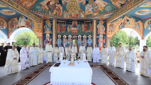 Târnosirea bisericii şi sfinţirea altarului de vară din Dragomireşti