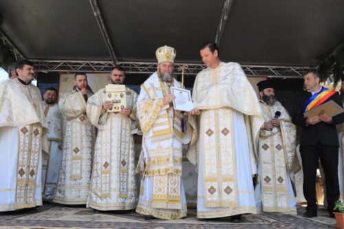 Preasfinţitul Părinte Iustin - Cetăţean de Onoare al comunei Şişeşti