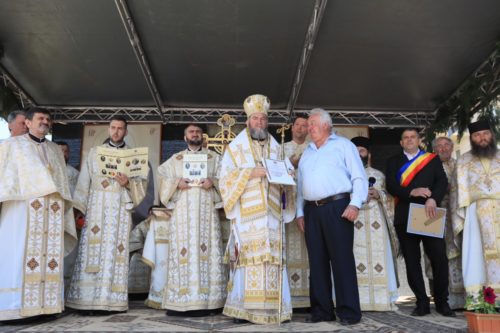Preasfinţitul Părinte Iustin - Cetăţean de Onoare al comunei Şişeşti