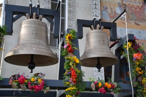 Noile clopote ale bisericii clujene ,,Sfinții Arhangheli Mihail și Gavril”, sfințite de trei ierarhi