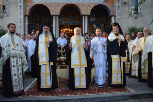 Noile clopote ale bisericii clujene ,,Sfinții Arhangheli Mihail și Gavril”, sfințite de trei ierarhi