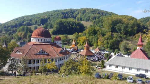 Mitropolitul Clujului, alături de mii de pelerini, la hramul Mănăstirii de la Cășiel