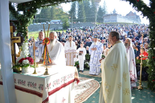Mii de credincioși s-au rugat împreună cu ÎPS ANDREI, la hramul Mănăstirii Piatra Fântânele